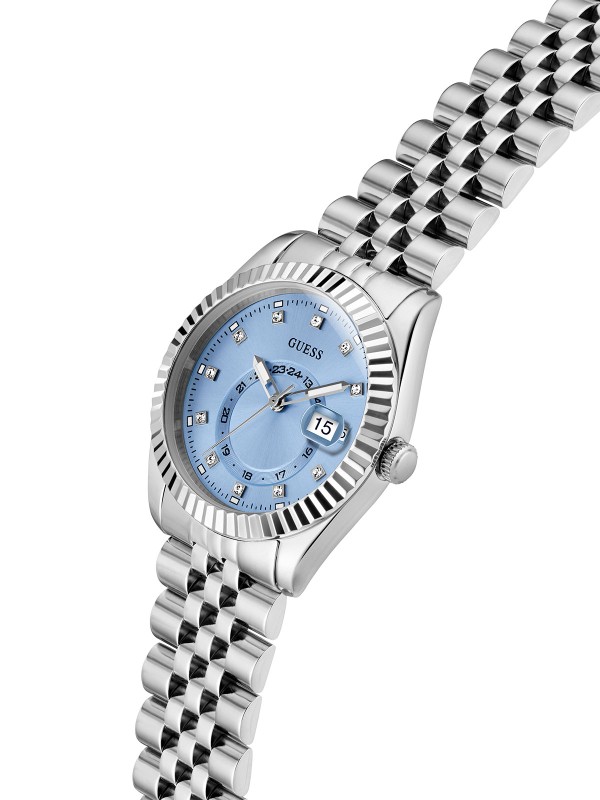 GUESS JADA ženski multi-function sat u boji srebra sa svetloplavim sunray brojčanikom, cirkonima na indeksima i displejem za datum. Kućište 34 mm sa izrezbarenom koronom, jubilee narukvica, vodootpornost 30 m.