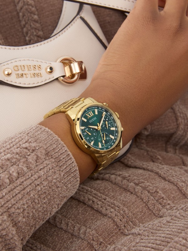 GUESS BAILEY ženski multi-function sat u boji žutog zlata sa zelenim sunray brojčanikom. Kućište 36 mm, elegantna narukvica sa tri linka, vodootpornost 30 m.