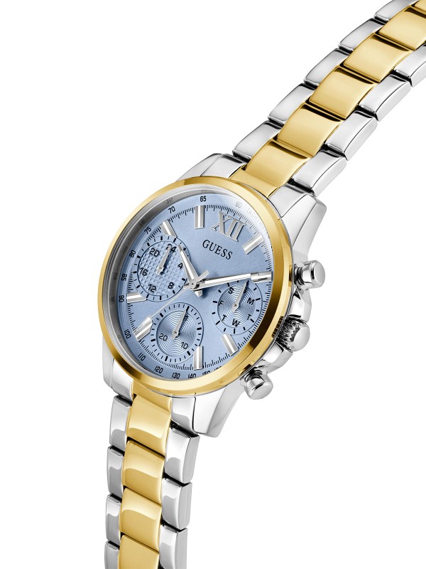 GUESS BAILEY ženski multi-function sat u kombinaciji srebra i žutog zlata sa svetloplavim sunray brojčanikom. Kućište 36 mm, elegantna narukvica sa tri linka, vodootpornost 30 m.