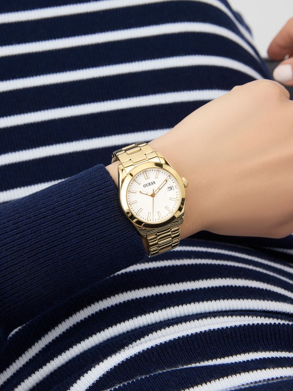 GUESS ALICE ženski sat u boji žutog zlata sa belim sunray brojčanikom i ispupčenim displejem za datum. Kućište 32 mm, elegantna narukvica u boji žutog zlata, vodootpornost 30 m.