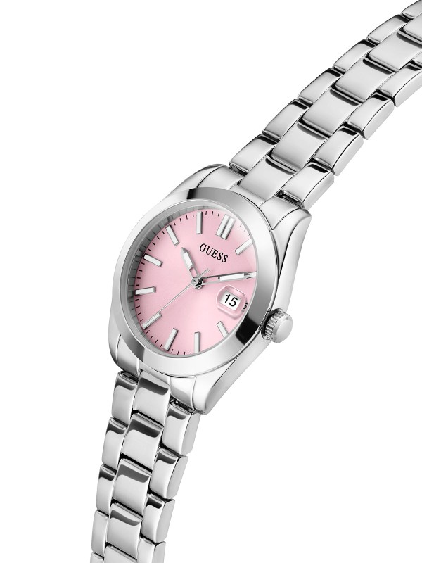 GUESS ALICE ženski sat u boji srebra sa roze sunray brojčanikom i ispupčenim displejem za datum. Jednostavan i elegantan dizajn, kućište 32 mm, vodootpornost 30 m.