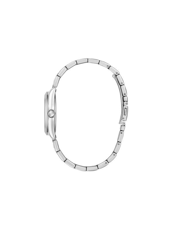 GUESS ALICE ženski sat u boji srebra sa roze sunray brojčanikom i ispupčenim displejem za datum. Jednostavan i elegantan dizajn, kućište 32 mm, vodootpornost 30 m.