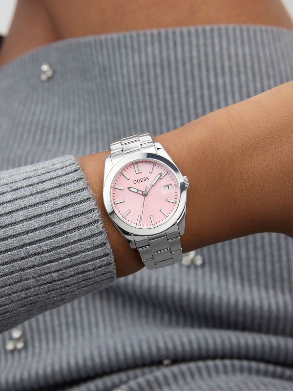 GUESS ALICE ženski sat u boji srebra sa roze sunray brojčanikom i ispupčenim displejem za datum. Jednostavan i elegantan dizajn, kućište 32 mm, vodootpornost 30 m.