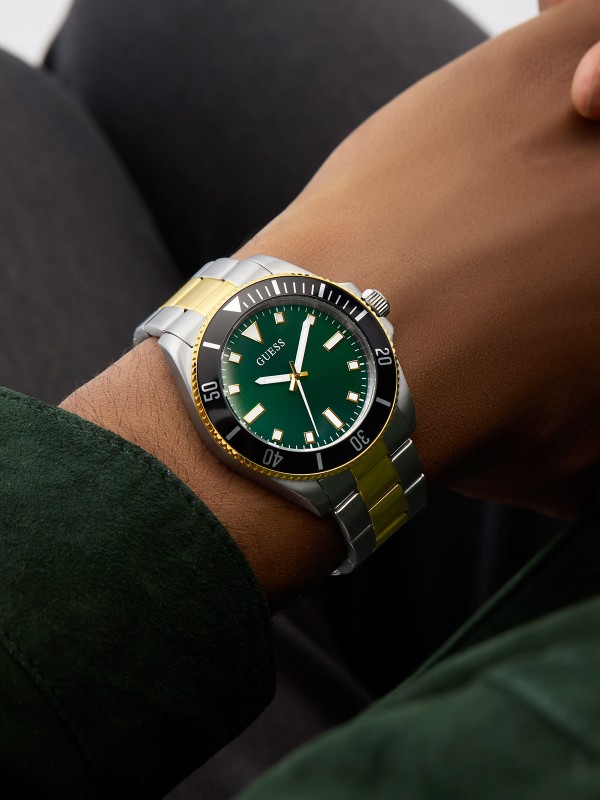 GUESS CLIFF muški sportski sat u kombinaciji srebrne i žutog zlata sa zelenim sunray brojčanikom i crnom aluminijumskom koronom. Kućište 41 mm, vodootpornost 50 m.