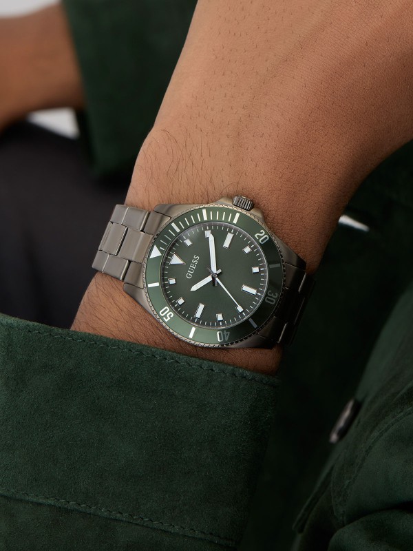 GUESS CLIFF muški sportski sat u crnoj boji sa zelenim sunray brojčanikom i aluminijumskom koronom. Kućište 41 mm, mineralno staklo, vodootpornost 50 m.