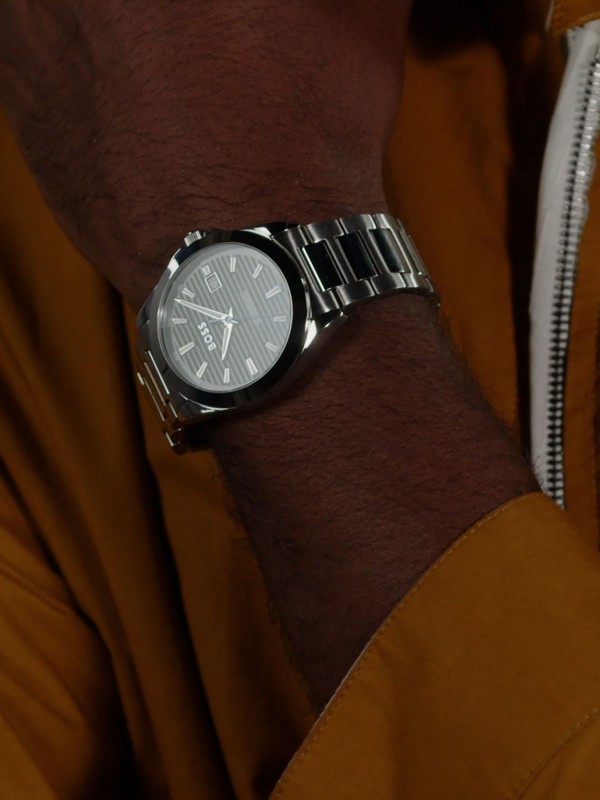 BOSS Strike 1514170 – sportski muški sat sa crnim tekstuiranim brojčanikom i kućištem od nerđajućeg čelika u boji srebra. Kvarcni mehanizam sa prikazom datuma.