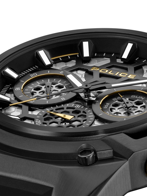POLICE CHALLENGER multifunkcionalni muški sat u crnoj boji sa zlatnim detaljima i crnim silikonskim kaišem. Kućište 46 mm sa IP crnom prevlakom, crni brojčanik sa sivim elementima, prikazi dana i datuma. Vodootpornost 50 m.