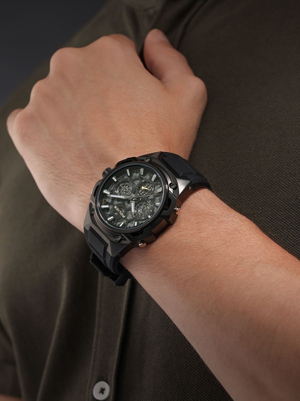 POLICE CHALLENGER multifunkcionalni muški sat u crnoj boji sa zlatnim detaljima i crnim silikonskim kaišem. Kućište 46 mm sa IP crnom prevlakom, crni brojčanik sa sivim elementima, prikazi dana i datuma. Vodootpornost 50 m.