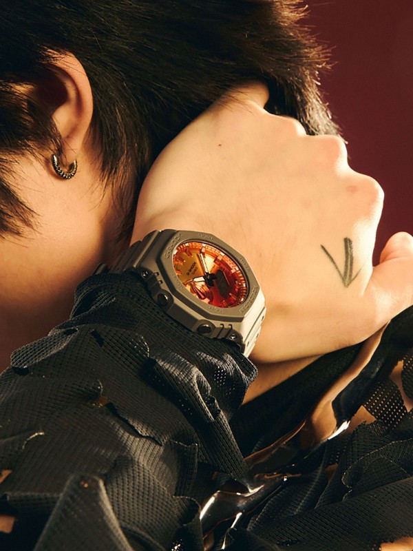 G-SHOCK GA-2100FL-8AER muški sportski sat serije FLAME INSIDE sa vatreno narandžastim brojčanikom, bio guma kućište, 200m vodootpornost.
