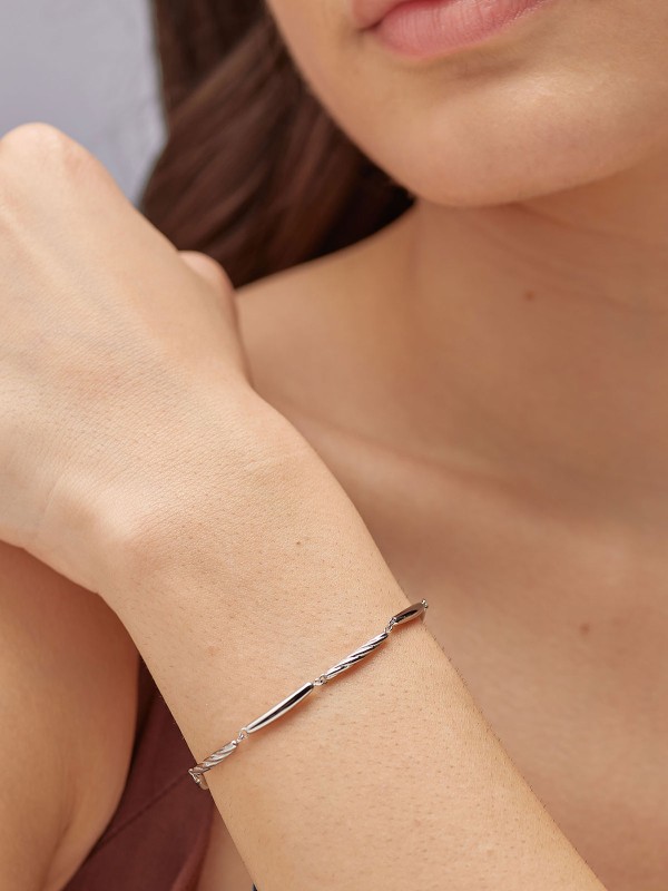Brosway BAY14 ženska narukvica od nerđajućeg čelika u boji srebra. Dužina 18,5cm. Minimalistička i elegantna narukvica za svaki dan i svaku priliku.