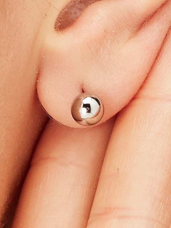 Brosway BNL111 ženske minđuše od nerđajućeg čelika u boji srebra, oblik kuglice. Veličina 6mm. Minimalistički dizajn za svakodnevno nošenje i eleganciju.