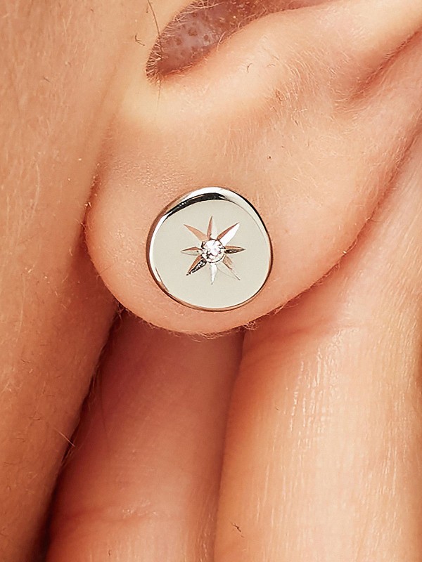 Brosway BNL107 ženske minđuše od nerđajućeg čelika u boji srebra, u obliku kruga sa cirkonom. Prečnik 9mm. Suptilna elegancija za svaki dan.