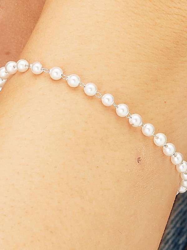 Brosway BNL077 ženska narukvica od nerđajućeg čelika u boji srebra sa elegantno urezanim biserima. Dužina 20cm. Klasična lepota za svaki dan.