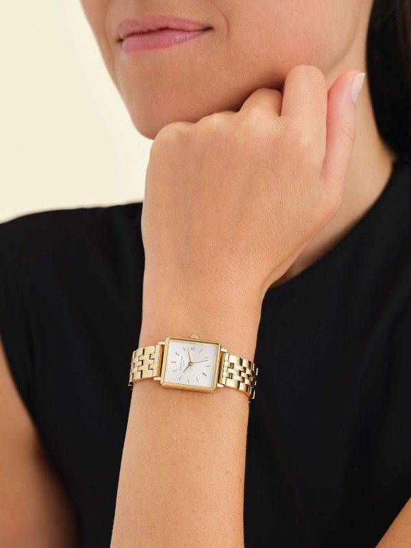 BOXY XS sat u boji žutog zlata sa belim brojčanikom, prečnika 22mm. Elegantan dizajn, japanski kvarcni mehanizam, vodootporan do 30m.