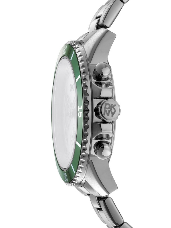 DKNY muški sat hronograf, 42mm, čelično srebrno kućište sa zelenom koronom, srebrni brojčanik, čelična narukvica. Vodootporan do 100m.