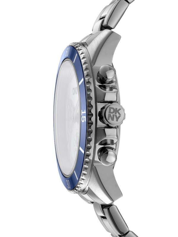 DKNY muški sat hronograf, 42mm, čelično srebrno kućište, teget korona, srebrni brojčanik, čelična narukvica. Elegancija i preciznost.