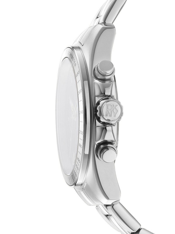 DKNY muški sat hronograf, 42mm srebrno kućište, crni brojčanik, čelična narukvica. Vodootporan do 100m, kvarcni mehanizam.