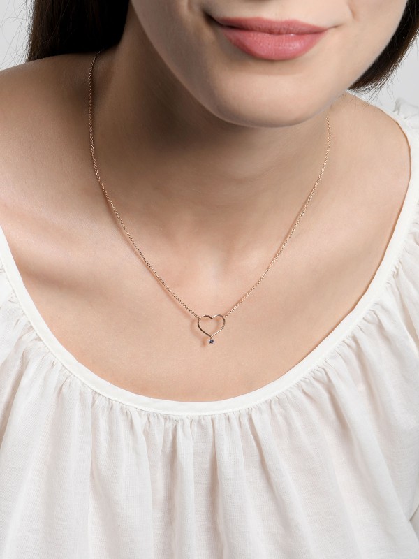 BURATO Blue Heart ogrlica od 18ct roze zlata s plavim safirom. Podesiva dužina, elegantan dizajn, savršen poklon za svaku priliku.