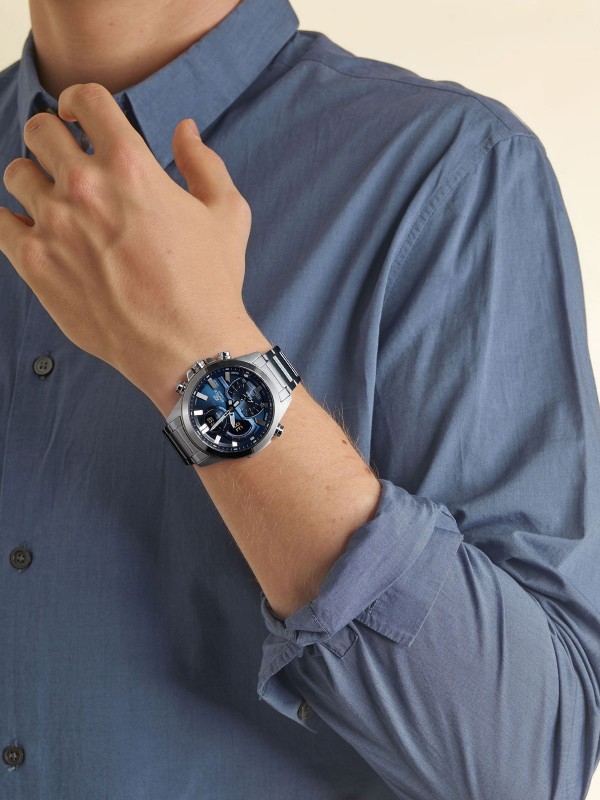 Casio Edifice analogno-digitalni hronograf u srebrnoj boji s plavim brojčanikom, Bluetooth, LED osvetljenje, štoperica, vodootporan do 100m.