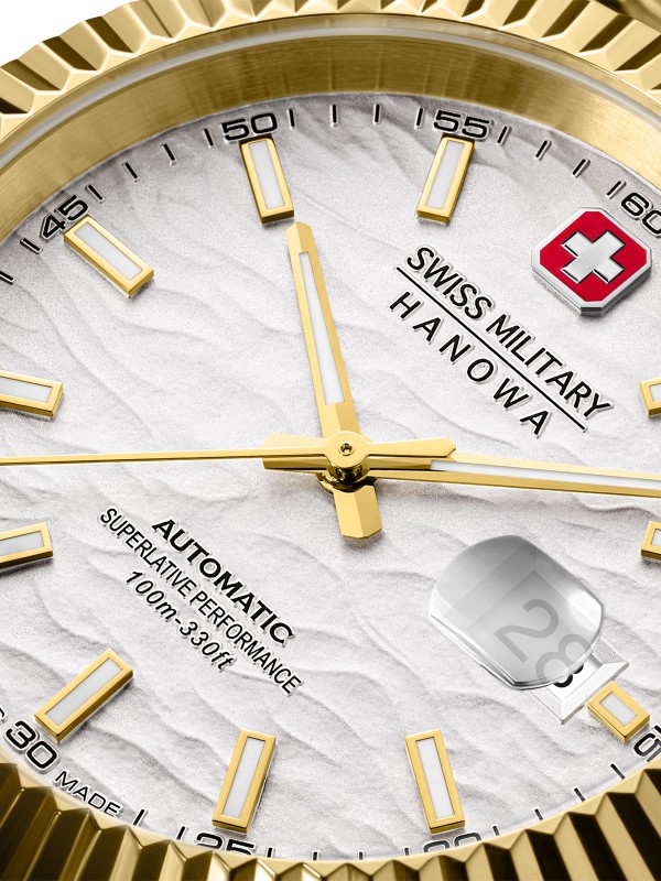 Elegantni SWISS MILITARY HANOWA sat sa zlatnim kućištem i srebrnim brojčanikom, automatski mehanizam, vodootporan do 100m, savršen za svaku priliku.