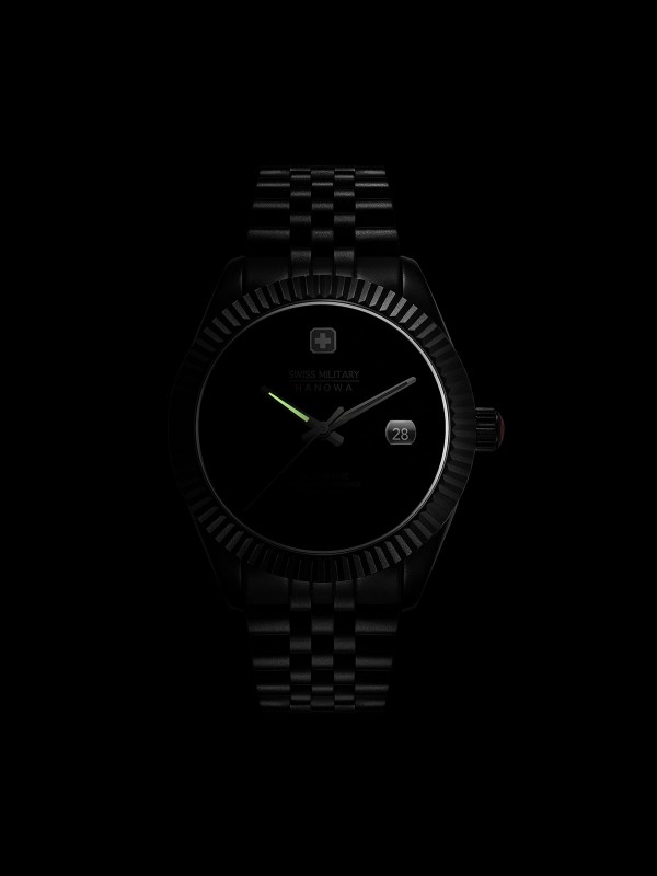 SWISS MILITARY HANOWA DARK NIGHT sat nudi luksuzni minimalizam s crnim dizajnom, safirnim staklom i švajcarskim automatskim mehanizmom.