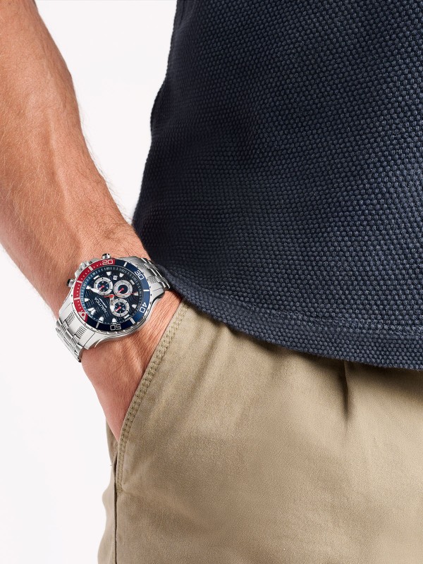 Muški NAUTICA NAPNSS504 sat: kućište od čelika 44mm, teget brojčanik sa crvenim akcentima, kvarcni hronograf. Sportski stil, 100m vodootpornost.