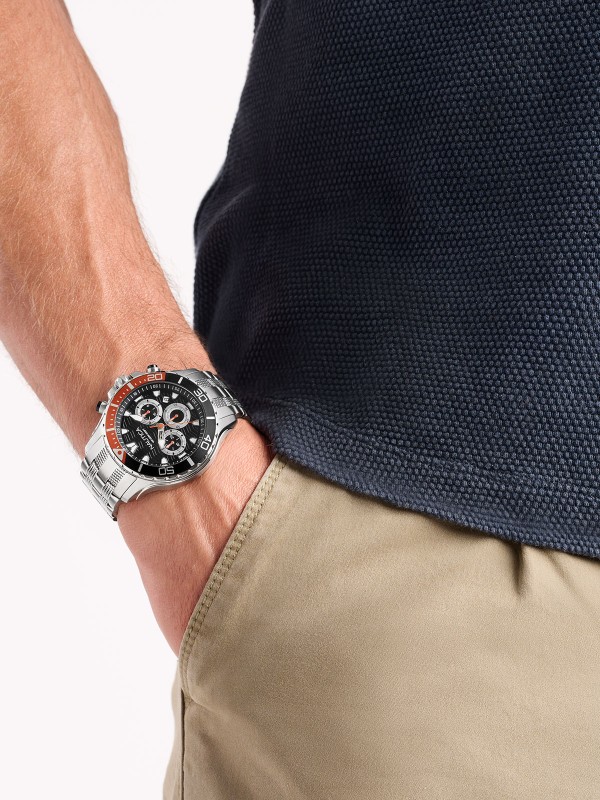 Muški NAUTICA NAPNSS503 sat: čelično kućište 44mm, crni brojčanik, hronograf, narukvica od nerđajućeg čelika. Sportski stil za svaki dan.