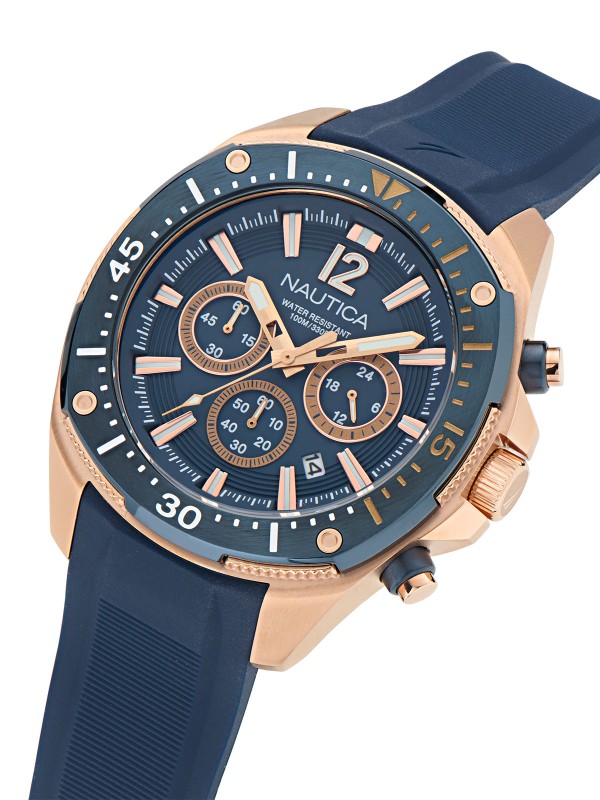 NAPBSS503 NAUTICA sat: rosegold kućište, teget brojčanik i kaiš, kvarcni hronograf, 100m vodootporan. Sportska elegancija uz reciklirani čelik.