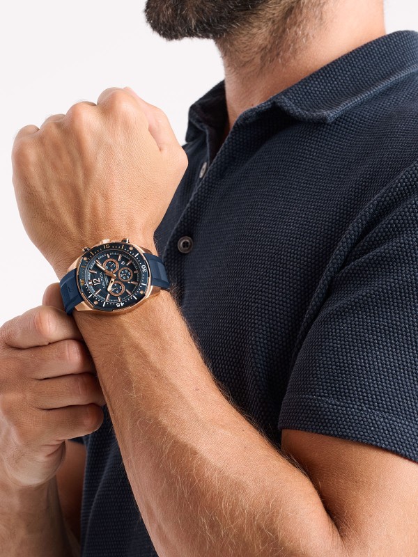 NAPBSS503 NAUTICA sat: rosegold kućište, teget brojčanik i kaiš, kvarcni hronograf, 100m vodootporan. Sportska elegancija uz reciklirani čelik.