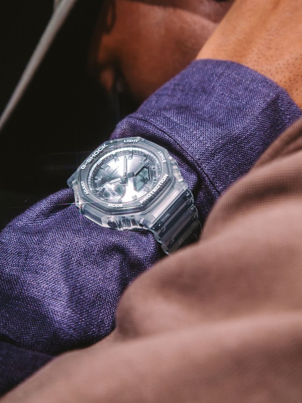 GA-2100BM-7A8ER G-SHOCK sat: transparentno kućište, srebrni brojčanik, oktagonalni dizajn, neon osvetljenje i vodootpornost 200m. Urban i robustan!