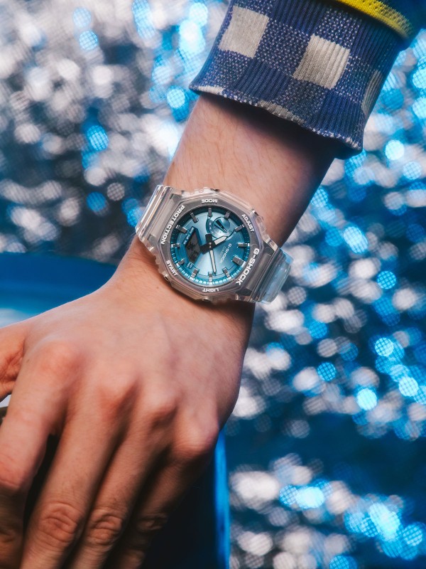 GA-2100BM-7A2ER G-SHOCK muški sat: oktagonalno kućište, svetloplavi brojčanik, neon osvetljenje. Providan dizajn, vodootporan 200m, urbano izdanje!