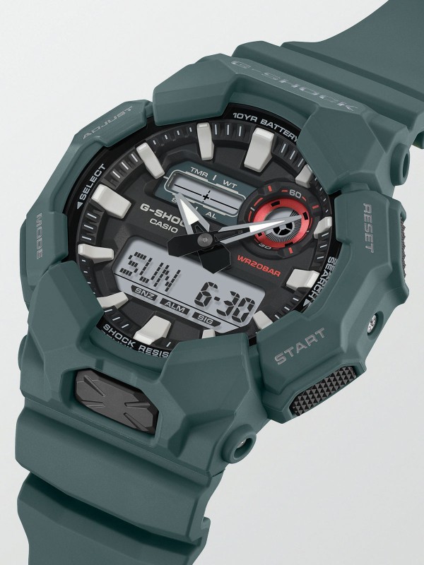 GA-010-2AER G-SHOCK sat: plavi model sa 10-godišnjom baterijom, LED svetlom, štopericom i svetkim vremenom. Otporan na udarce, vodootporan do 200m.