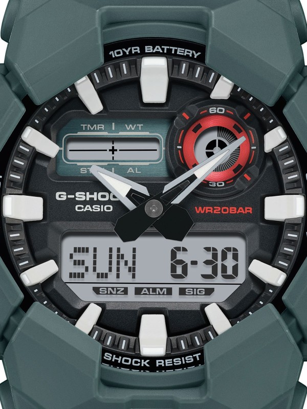 GA-010-2AER G-SHOCK sat: plavi model sa 10-godišnjom baterijom, LED svetlom, štopericom i svetkim vremenom. Otporan na udarce, vodootporan do 200m.