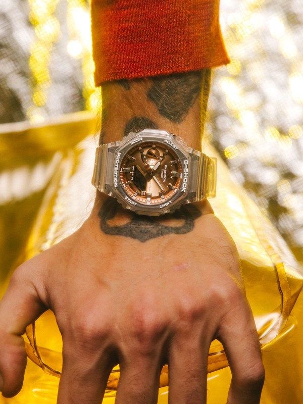 G-SHOCK muški sat oktagonalnog oblika, transparentne bele boje sa bronzanim brojčanikom, iz popularne serije GA-2100.