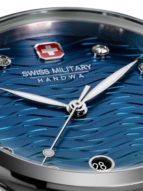 SWISS MILITARY HANOWA OFFSHORE DIVER GREEN WATER SMWGH0005804 – limitirani Swiss Made muški ronilački sat inspirisan smaragdnim vodama švajcarske reke Verzaska. Sat ima robusno kućište od nerđajućeg čelika prečnika 44 mm, zeleni malahitni brojčanik i čeličnu narukvicu. Sa vodootpornošću do 200 metara, safirnim staklom i kvarcnim mehanizmom Ronda 715, ovaj model spaja vrhunsku preciznost i ekskluzivan dizajn.