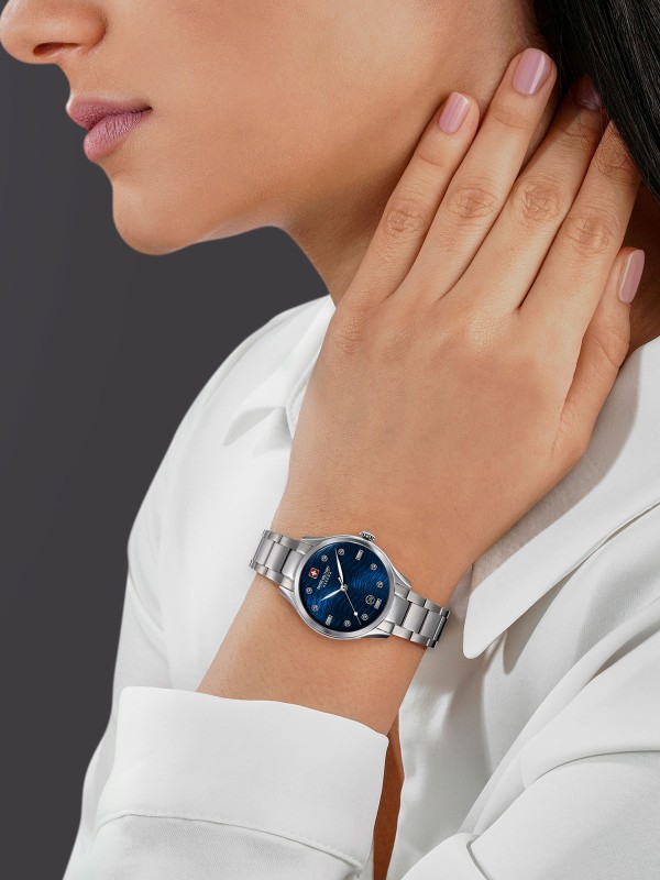 SWISS MILITARY HANOWA OFFSHORE DIVER GREEN WATER SMWGH0005804 – limitirani Swiss Made muški ronilački sat inspirisan smaragdnim vodama švajcarske reke Verzaska. Sat ima robusno kućište od nerđajućeg čelika prečnika 44 mm, zeleni malahitni brojčanik i čeličnu narukvicu. Sa vodootpornošću do 200 metara, safirnim staklom i kvarcnim mehanizmom Ronda 715, ovaj model spaja vrhunsku preciznost i ekskluzivan dizajn.