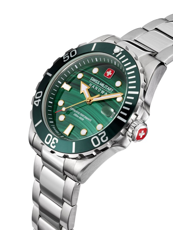 SWISS MILITARY HANOWA OFFSHORE DIVER GREEN WATER SMWGH0005804 – limitirani Swiss Made muški ronilački sat inspirisan smaragdnim vodama švajcarske reke Verzaska. Sat ima robusno kućište od nerđajućeg čelika prečnika 44 mm, zeleni malahitni brojčanik i čeličnu narukvicu. Sa vodootpornošću do 200 metara, safirnim staklom i kvarcnim mehanizmom Ronda 715, ovaj model spaja vrhunsku preciznost i ekskluzivan dizajn.