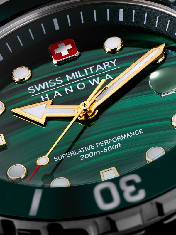 SWISS MILITARY HANOWA OFFSHORE DIVER GREEN WATER SMWGH0005804 – limitirani Swiss Made muški ronilački sat inspirisan smaragdnim vodama švajcarske reke Verzaska. Sat ima robusno kućište od nerđajućeg čelika prečnika 44 mm, zeleni malahitni brojčanik i čeličnu narukvicu. Sa vodootpornošću do 200 metara, safirnim staklom i kvarcnim mehanizmom Ronda 715, ovaj model spaja vrhunsku preciznost i ekskluzivan dizajn.