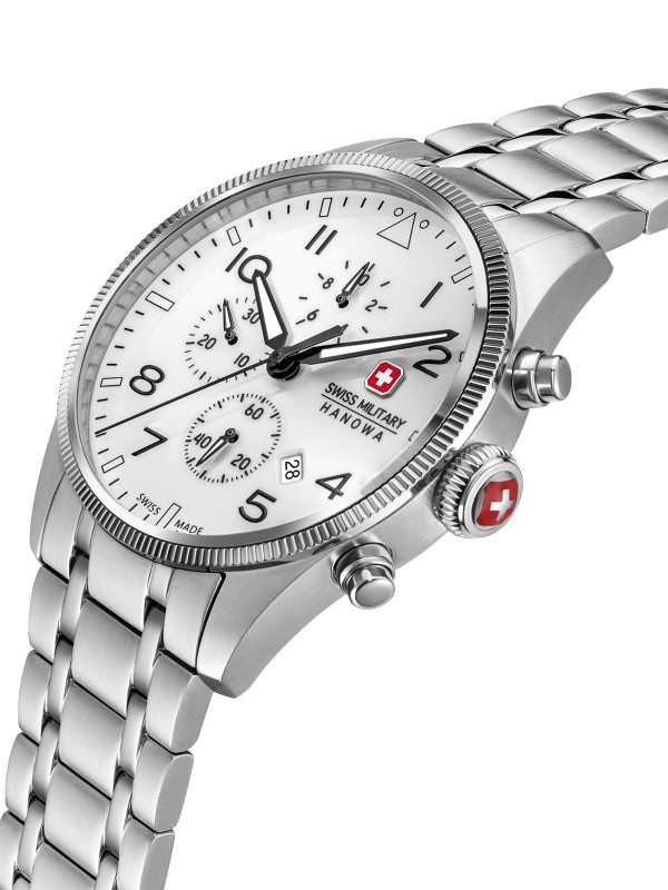 SWISS MILITARY HANOWA THUNDERBOLT CHRONO NORTHERN NIGHT BOX SET SMWGI0005701-SET – Swiss Made muški hronograf koji spaja preciznost i moderan dizajn. Ističe se belim brojčanikom sa zelenim luminescentnim efektom nalik polarnoj svetlosti, kućištem od nerđajućeg čelika i safirnim staklom. Ovaj ekskluzivni set uključuje čeličnu i dodatnu crnu kožnu narukvicu, uz kvarcni mehanizam Ronda 3540D i vodootpornost do 100 metara.