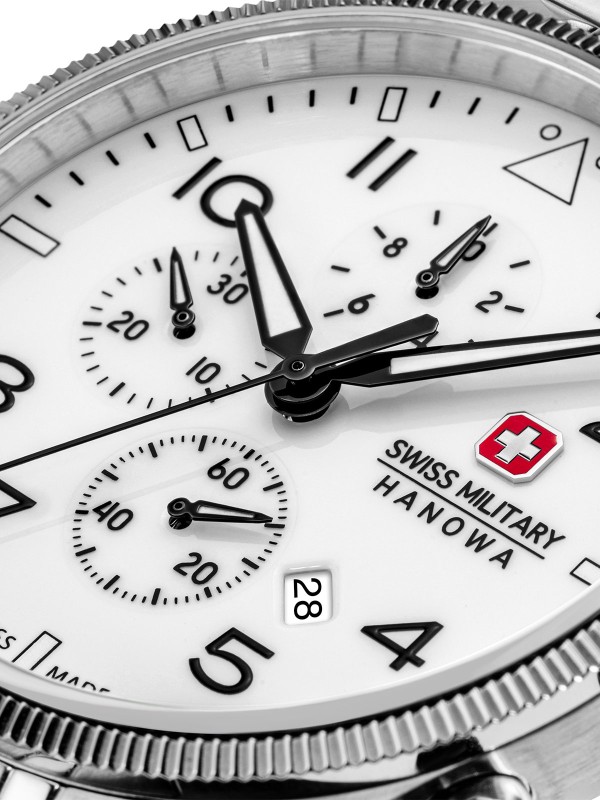 SWISS MILITARY HANOWA THUNDERBOLT CHRONO NORTHERN NIGHT BOX SET SMWGI0005701-SET – Swiss Made muški hronograf koji spaja preciznost i moderan dizajn. Ističe se belim brojčanikom sa zelenim luminescentnim efektom nalik polarnoj svetlosti, kućištem od nerđajućeg čelika i safirnim staklom. Ovaj ekskluzivni set uključuje čeličnu i dodatnu crnu kožnu narukvicu, uz kvarcni mehanizam Ronda 3540D i vodootpornost do 100 metara.