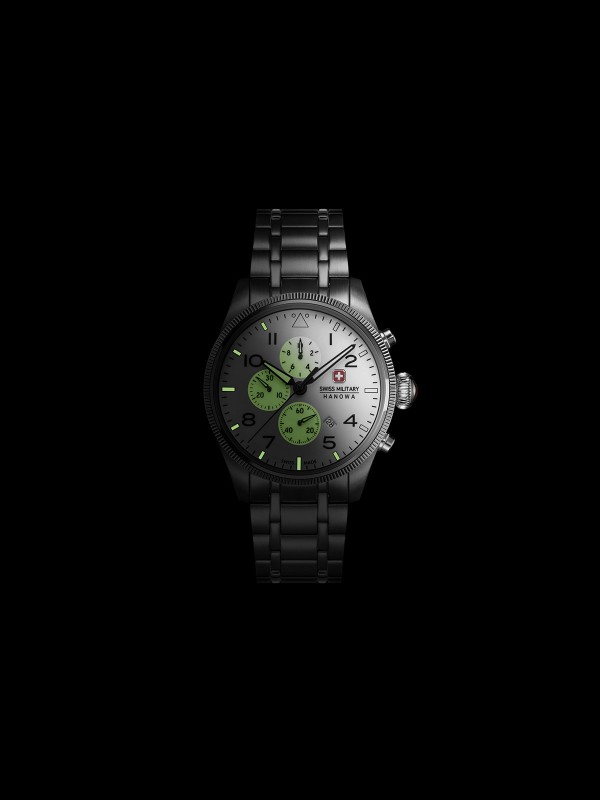 SWISS MILITARY HANOWA THUNDERBOLT CHRONO NORTHERN NIGHT BOX SET SMWGI0005701-SET – Swiss Made muški hronograf koji spaja preciznost i moderan dizajn. Ističe se belim brojčanikom sa zelenim luminescentnim efektom nalik polarnoj svetlosti, kućištem od nerđajućeg čelika i safirnim staklom. Ovaj ekskluzivni set uključuje čeličnu i dodatnu crnu kožnu narukvicu, uz kvarcni mehanizam Ronda 3540D i vodootpornost do 100 metara.