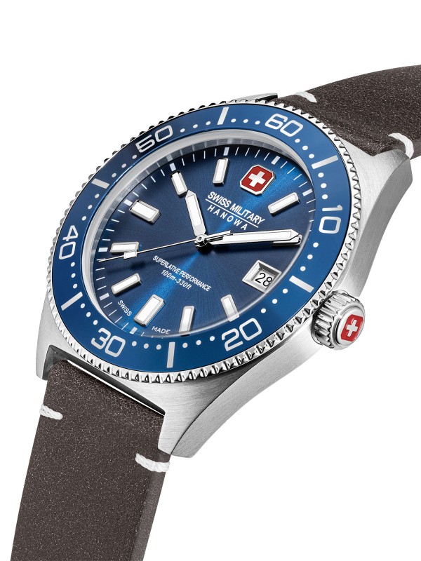 SWISS MILITARY HANOWA NOMAD BOX SET SMWGB0004902-SET – Swiss Made muški sportski sat sa kućištem od 43 mm i plavim brojčanikom. Ovaj set uključuje tri zamenljive narukvice – braon kožnu, plavu silikonsku i plavu platnenu – pružajući maksimalnu fleksibilnost i stil. Sat odlikuju kućište od nerđajućeg čelika, safirno staklo, kvarcni mehanizam Ronda 515 i vodootpornost do 100 metara.