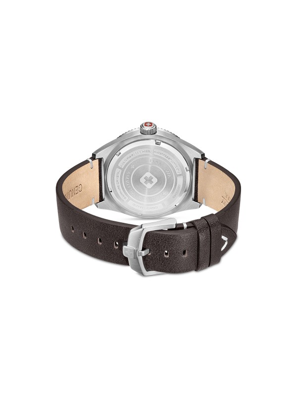 SWISS MILITARY HANOWA NOMAD BOX SET SMWGB0004902-SET – Swiss Made muški sportski sat sa kućištem od 43 mm i plavim brojčanikom. Ovaj set uključuje tri zamenljive narukvice – braon kožnu, plavu silikonsku i plavu platnenu – pružajući maksimalnu fleksibilnost i stil. Sat odlikuju kućište od nerđajućeg čelika, safirno staklo, kvarcni mehanizam Ronda 515 i vodootpornost do 100 metara.