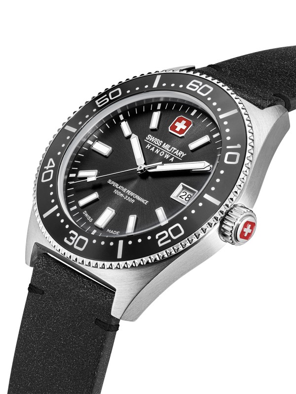 SWISS MILITARY HANOWA NOMAD BOX SET SMWGB0004901-SET – Swiss Made muški sportski sat sa kućištem od 43 mm i crnim brojčanikom. Ovaj set dolazi sa tri zamenljive narukvice: kožnom, silikonskom i platnenom, pružajući potpunu prilagodljivost i svestran stil. Kućište od nerđajućeg čelika, safirno staklo i kvarcni mehanizam Ronda 515 garantuju pouzdanost i izdržljivost, uz vodootpornost do 100 metara.