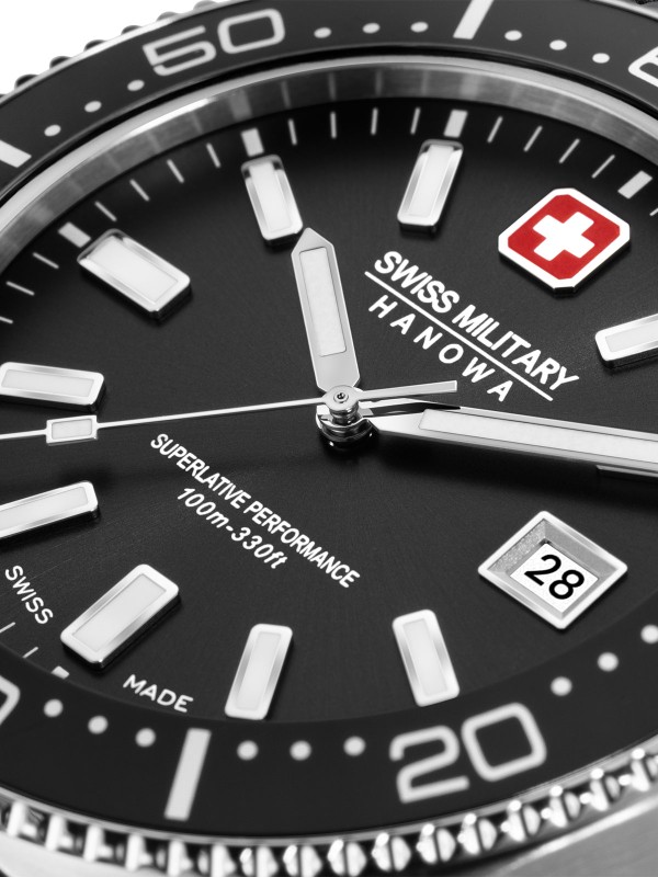 SWISS MILITARY HANOWA NOMAD BOX SET SMWGB0004901-SET – Swiss Made muški sportski sat sa kućištem od 43 mm i crnim brojčanikom. Ovaj set dolazi sa tri zamenljive narukvice: kožnom, silikonskom i platnenom, pružajući potpunu prilagodljivost i svestran stil. Kućište od nerđajućeg čelika, safirno staklo i kvarcni mehanizam Ronda 515 garantuju pouzdanost i izdržljivost, uz vodootpornost do 100 metara.