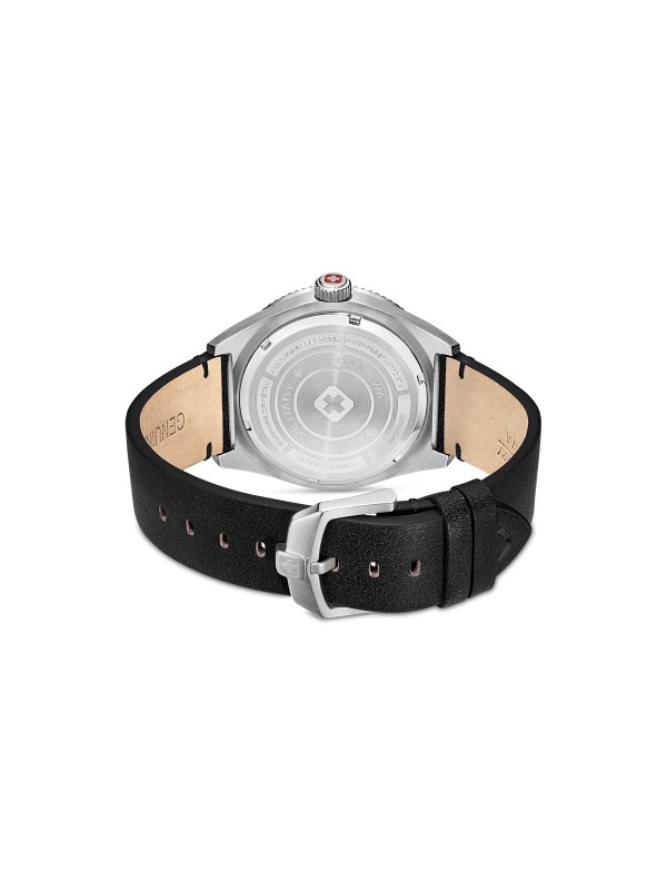 SWISS MILITARY HANOWA NOMAD BOX SET SMWGB0004901-SET – Swiss Made muški sportski sat sa kućištem od 43 mm i crnim brojčanikom. Ovaj set dolazi sa tri zamenljive narukvice: kožnom, silikonskom i platnenom, pružajući potpunu prilagodljivost i svestran stil. Kućište od nerđajućeg čelika, safirno staklo i kvarcni mehanizam Ronda 515 garantuju pouzdanost i izdržljivost, uz vodootpornost do 100 metara.