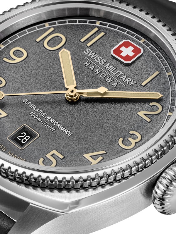 SWISS MILITARY HANOWA CONDOR SMWGB0003702 – Swiss Made muški sportski sat inspirisan avijacijom. Sivi brojčanik sa osvetljenim oznakama i kućište od nerđajućeg čelika u boji srebra pružaju prepoznatljiv pilotski izgled. Sat dolazi sa crnom italijanskom kožnom narukvicom, safirnim staklom i švajcarskim kvarcnim mehanizmom Ronda 515, uz vodootpornost do 100 metara.