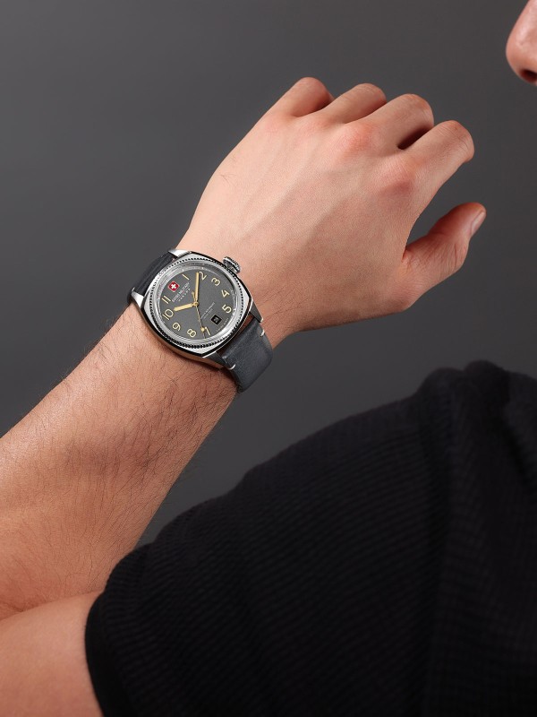 SWISS MILITARY HANOWA CONDOR SMWGB0003702 – Swiss Made muški sportski sat inspirisan avijacijom. Sivi brojčanik sa osvetljenim oznakama i kućište od nerđajućeg čelika u boji srebra pružaju prepoznatljiv pilotski izgled. Sat dolazi sa crnom italijanskom kožnom narukvicom, safirnim staklom i švajcarskim kvarcnim mehanizmom Ronda 515, uz vodootpornost do 100 metara.