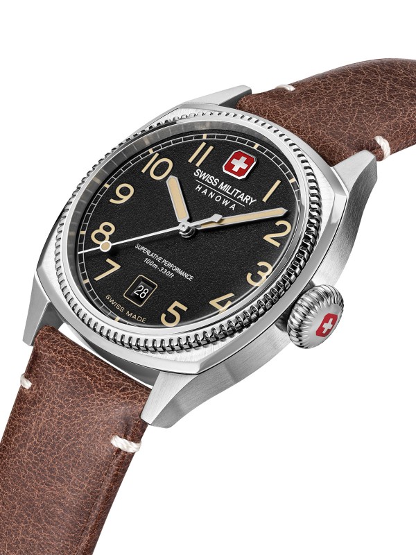SWISS MILITARY HANOWA CONDOR SMWGB0003701 – Swiss Made muški sportski sat inspirisan avijacijom. Kućište od nerđajućeg čelika u boji srebra, crni brojčanik sa osvetljenim oznakama i braon kožna narukvica stvaraju spoj robustnosti i elegancije. Sat pokreće švajcarski kvarcni mehanizam Ronda 515, sa safirnim staklom i vodootpornošću do 100 metara.