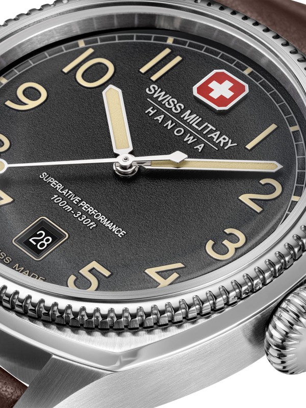 SWISS MILITARY HANOWA CONDOR SMWGB0003701 – Swiss Made muški sportski sat inspirisan avijacijom. Kućište od nerđajućeg čelika u boji srebra, crni brojčanik sa osvetljenim oznakama i braon kožna narukvica stvaraju spoj robustnosti i elegancije. Sat pokreće švajcarski kvarcni mehanizam Ronda 515, sa safirnim staklom i vodootpornošću do 100 metara.